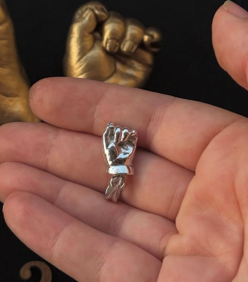 3D Silver Hand Pendant الدلاية فقط